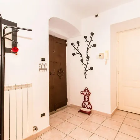 Guesthost - Palazzo Saluzzo Paesana Beautiful Flat Апартаменты *