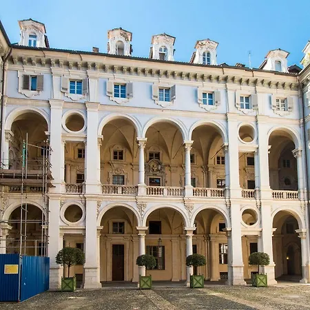 Guesthost - Palazzo Saluzzo Paesana Beautiful Flat Апартаменты *