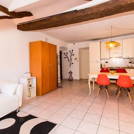 Guesthost - Palazzo Saluzzo Paesana Beautiful Flat * Турин