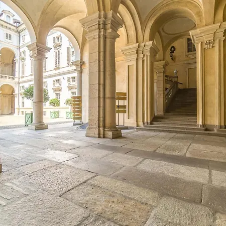 Guesthost - Palazzo Saluzzo Paesana Beautiful Flat Apartmán *